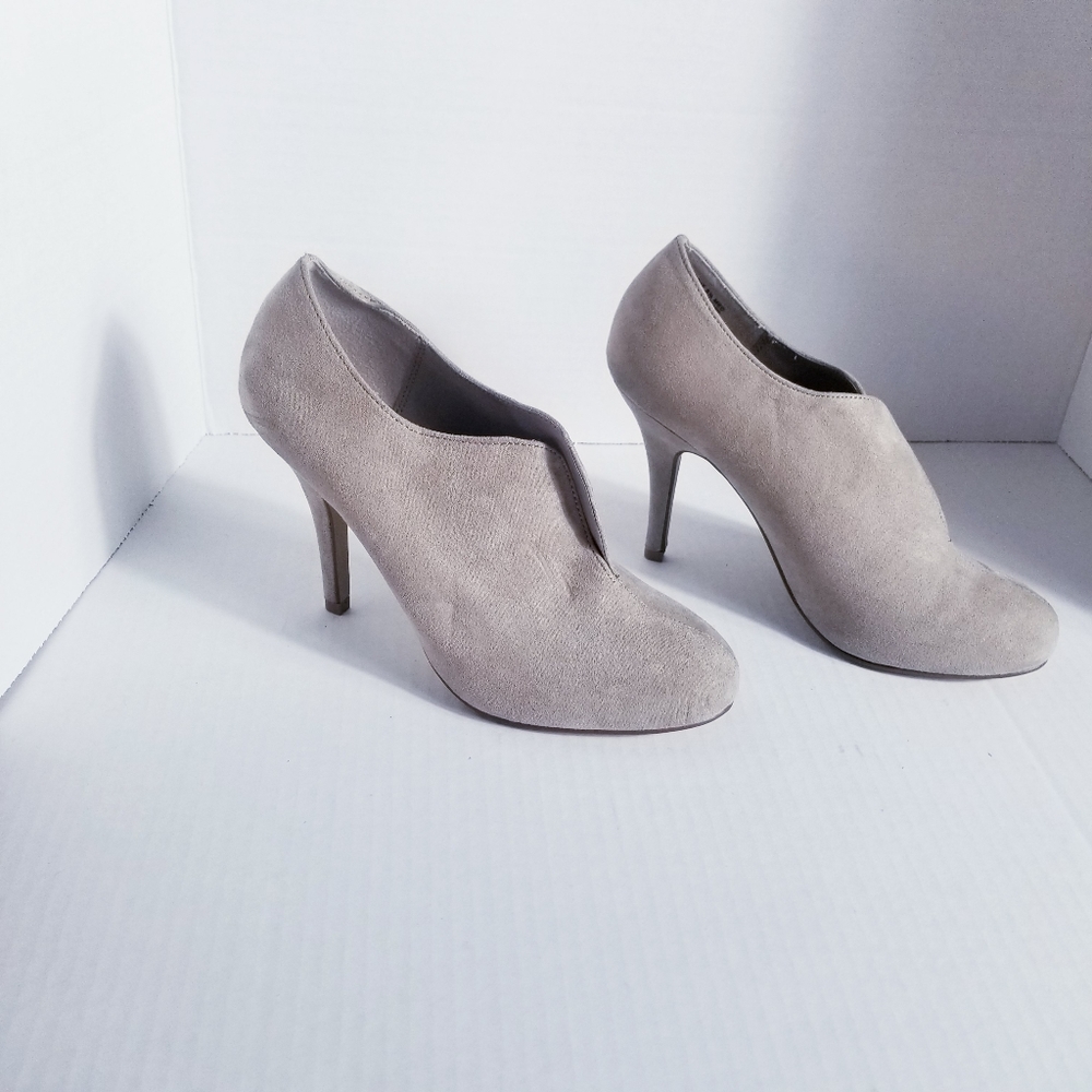 APT 9 GRAYISH TAN HEELS SIZE 6 1/2